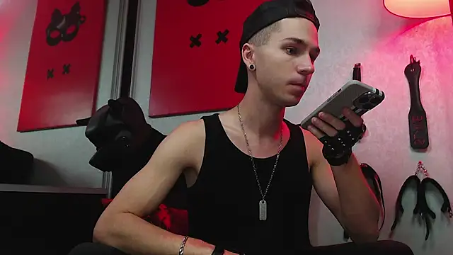 Snapshot of Joseph__Quinn chatting on March 16, 9:05 am Joseph  Quinn online show from March 16, 9:05 am