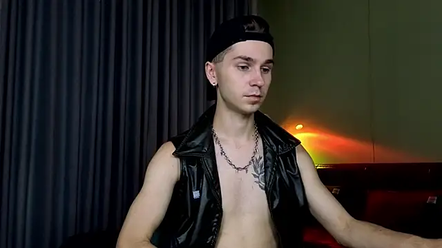 Joseph  Quinn online show from March 16, 5:44 am