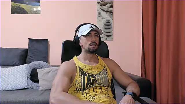 HotHunkTrainer online show from December 7, 12:45 pm