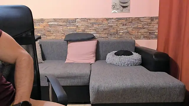 HotHunkTrainer online show from December 2, 9:45 am