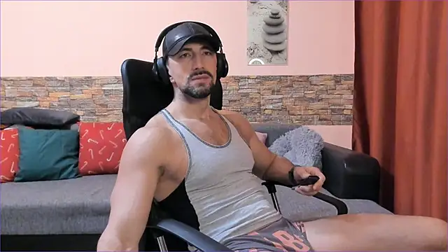 HotHunkTrainer online show from January 14, 9:02 am