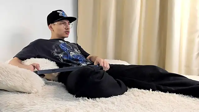 a lejandro 0 8 online show from December 4, 4:10 am