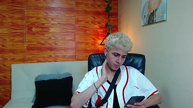 Snapshot of Bastiaan_28 chatting on December 11, 1:28 am Bastiaan 28 online show from December 11, 1:28 am