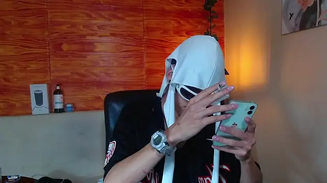 Snapshot of Bastiaan_28 chatting on February 12, 3:18 am Bastiaan 28 online show from February 12, 3:18 am