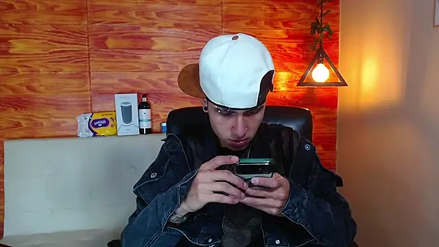 Snapshot of Bastiaan_28 chatting on February 14, 1:56 am Bastiaan 28 online show from February 14, 1:56 am