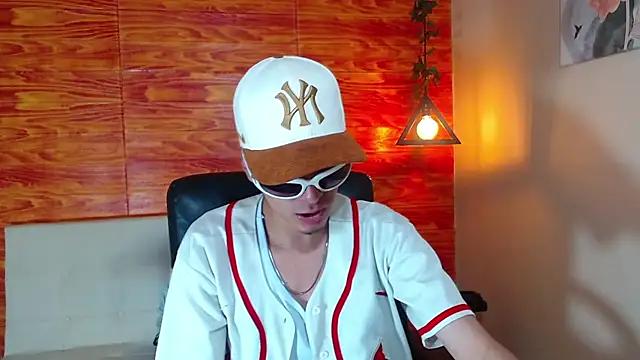 Snapshot of Bastiaan_28 chatting on February 20, 2:40 am Bastiaan 28 online show from February 20, 2:40 am