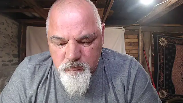 Newfiesausage1972 online show from May 22, 3:39 pm