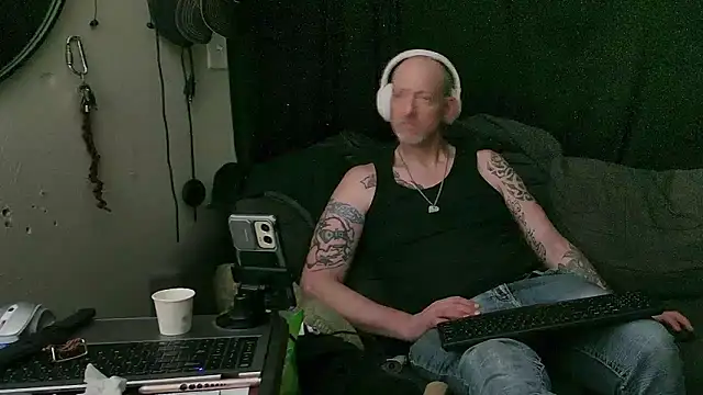 bird-b-n-tha-clouds online show from June 5, 6:03 pm