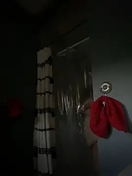 Snapshot of valleyoneofakind chatting on December 19, 12:45 am valleyoneofakind online show from December 19, 12:45 am