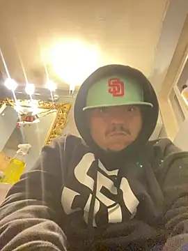 Snapshot of valleyoneofakind chatting on December 20, 8:38 am valleyoneofakind online show from December 20, 8:38 am