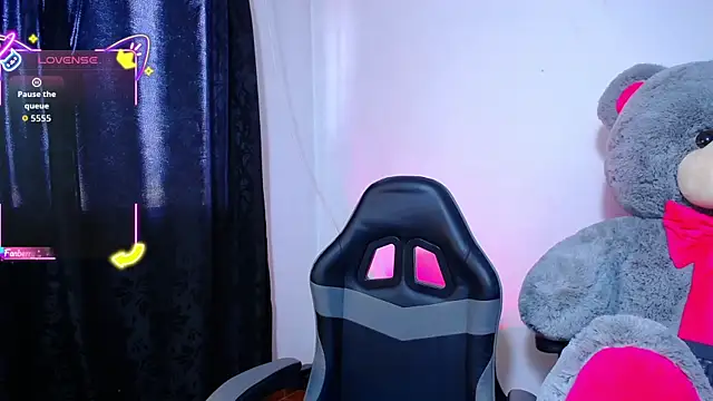 OwenBluee online show from April 14, 3:00 pm