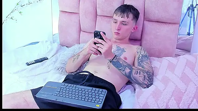 Snapshot of Dylanwhite23_ chatting on February 13, 11:58 pm Dylanwhite23  online show from February 13, 11:58 pm