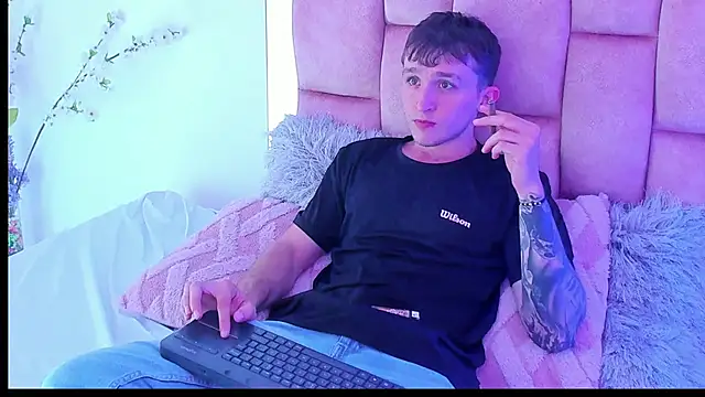 Snapshot of Dylanwhite23_ chatting on February 10, 11:45 pm Dylanwhite23  online show from February 10, 11:45 pm