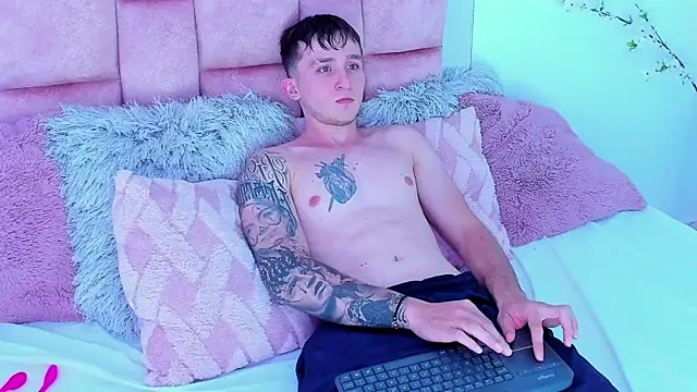 Snapshot of Dylanwhite23_ chatting on January 28, 5:00 am Dylanwhite23  online show from January 28, 5:00 am