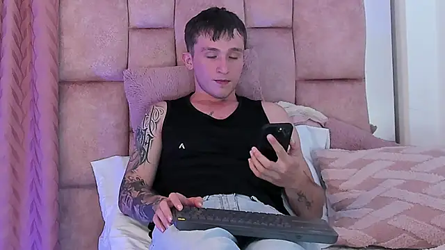Snapshot of Dylanwhite23_ chatting on March 11, 4:10 am Dylanwhite23  online show from March 11, 4:10 am