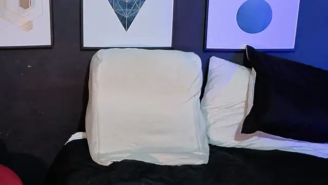 Dylanwhite23  online show from April 6, 1:13 am