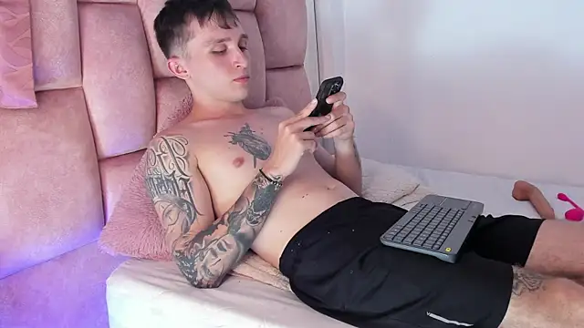 Snapshot of Dylanwhite23_ chatting on March 21, 7:33 am Dylanwhite23  online show from March 21, 7:33 am