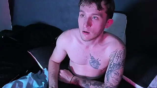 Dylanwhite23  online show from October 26, 1:18 am