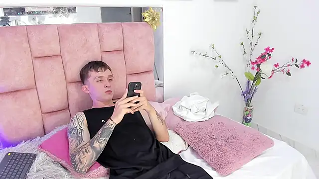 Snapshot of Dylanwhite23_ chatting on January 29, 2:09 am Dylanwhite23  online show from January 29, 2:09 am