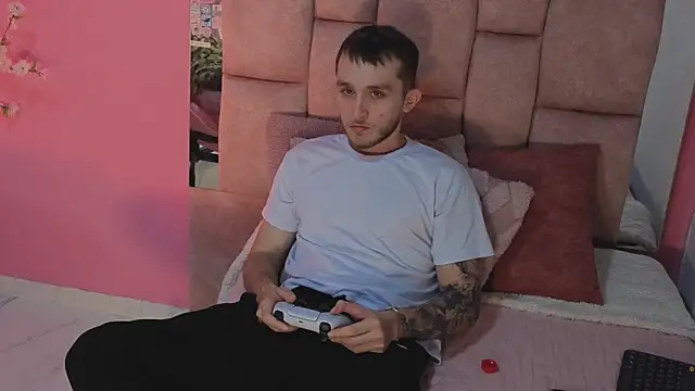 Dylanwhite23  online show from May 3, 3:42 am