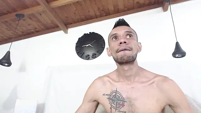 Snapshot of BIGZEHUZ chatting on February 3, 2:03 am BIGZEHUZ online show from February 3, 2:03 am