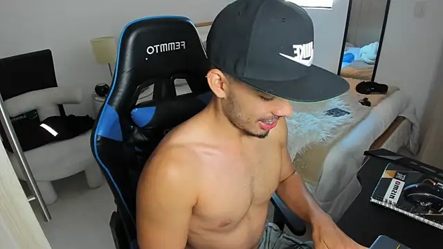 mateoleonee online show from October 14, 9:11 pm