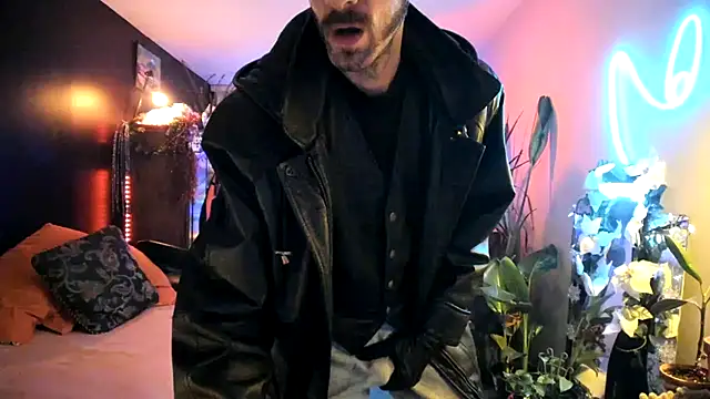 Snapshot of leatherz69 chatting on December 19, 8:56 am leatherz69 online show from December 19, 8:56 am