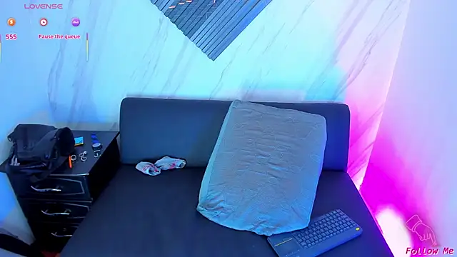 Piggy Eddy online show from December 3, 9:10 pm