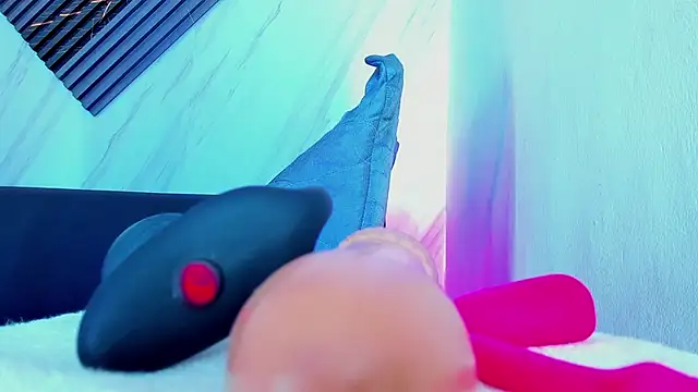 Piggy Eddy online show from November 28, 1:42 am