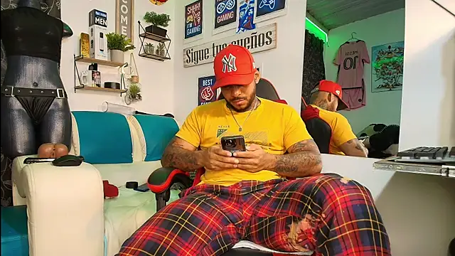 Leenar Key online show from December 16, 2:02 pm