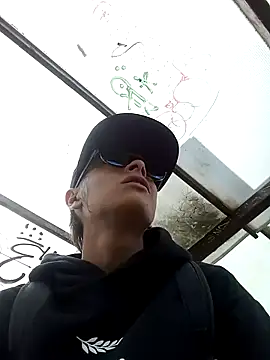 Snapshot of Cuervo_maniaco chatting on December 22, 3:22 pm Cuervo maniaco online show from December 22, 3:22 pm