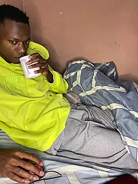 Snapshot of fireboyafrica chatting on October 18, 1:21 am fireboyafrica online show from October 18, 1:21 am