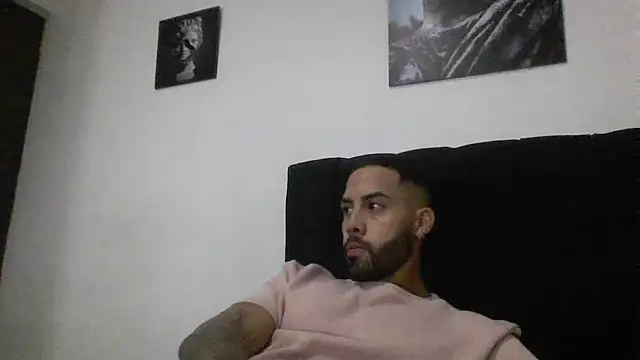 Snapshot of Hendry_ chatting on February 7, 2:40 am Hendry  online show from February 7, 2:40 am