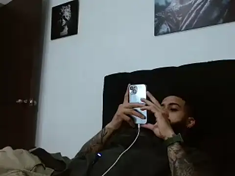 Snapshot of Hendry_ chatting on December 25, 2:46 am Hendry  online show from December 25, 2:46 am