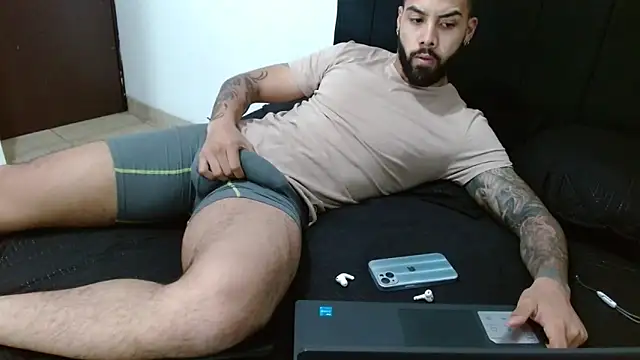 Snapshot of Hendry_ chatting on December 6, 4:36 am Hendry  online show from December 6, 4:36 am