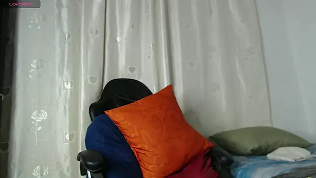 Snapshot of tizziano_castillo_ chatting on February 6, 2:11 am tizziano castillo  online show from February 6, 2:11 am