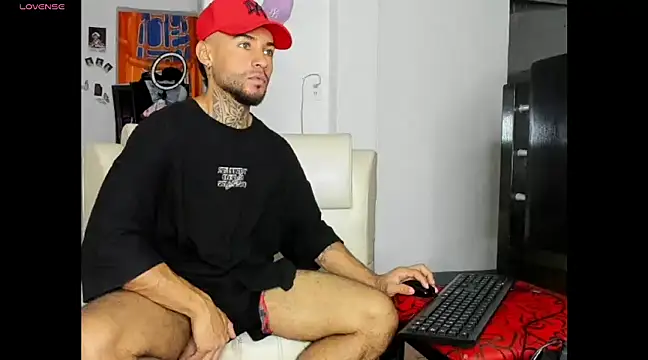 Snapshot of BruceNixon chatting on December 13, 8:58 pm BruceNixon online show from December 13, 8:58 pm