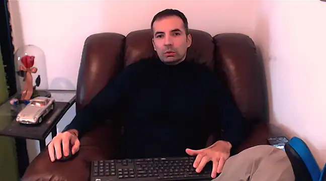 Snapshot of Leo_1617 chatting on December 16, 10:50 am Leo 1617 online show from December 16, 10:50 am