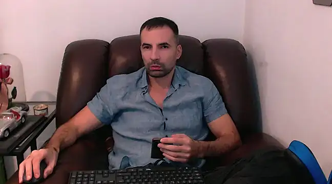 Snapshot of Leo_1617 chatting on December 2, 3:23 pm Leo 1617 online show from December 2, 3:23 pm