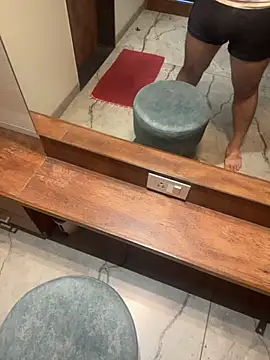 Snapshot of versatile_guy01 chatting on October 27, 11:01 am versatile guy01 online show from October 27, 11:01 am