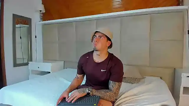 Snapshot of _mrcock chatting on December 17, 10:43 pm mrcock online show from December 17, 10:43 pm