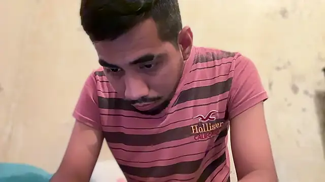 Snapshot of EnriquePersian197 chatting on December 22, 1:33 pm EnriquePersian197 online show from December 22, 1:33 pm