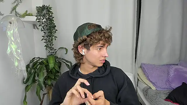 santy-kitty online show from December 18, 3:46 am