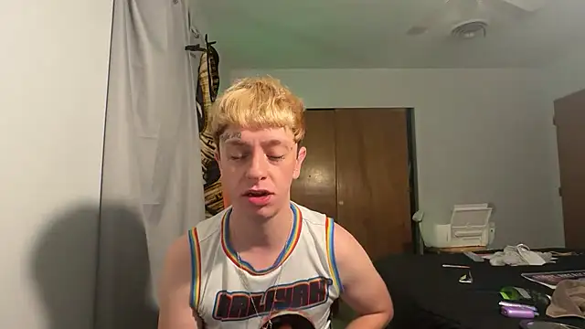 Snapshot of twentywithafelonyy chatting on December 24, 8:00 am twentywithafelonyy online show from December 24, 8:00 am