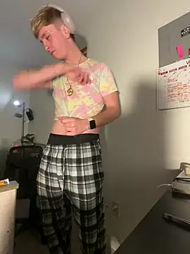 Snapshot of twentywithafelonyy chatting on February 16, 12:54 pm twentywithafelonyy online show from February 16, 12:54 pm