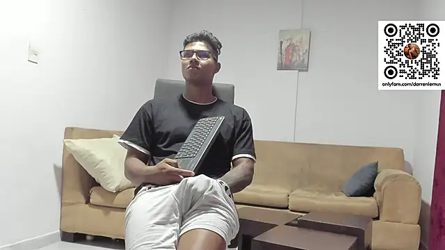 Snapshot of Darren_hot2 chatting on January 9, 8:24 am Darren hot2 online show from January 9, 8:24 am