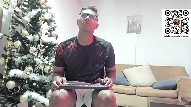 Snapshot of Darren_hot2 chatting on January 4, 7:34 pm Darren hot2 online show from January 4, 7:34 pm