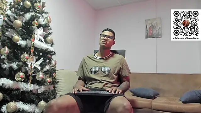 Snapshot of Darren_hot2 chatting on December 13, 7:53 pm Darren hot2 online show from December 13, 7:53 pm