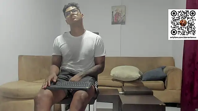 Snapshot of Darren_hot2 chatting on January 29, 5:19 am Darren hot2 online show from January 29, 5:19 am