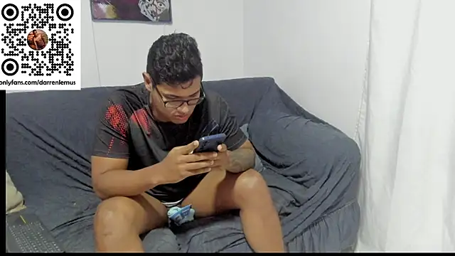 Snapshot of Darren_hot2 chatting on October 23, 5:11 am Darren hot2 online show from October 23, 5:11 am